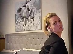 लिटिल टीजर ब्लॉन्ड MILF स्ट्रिपटीज करती है टिजिंग अंड्रेसिंग और कपड़े फाड़कर