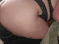 Krivkatá baba roztiahne nohy a cíti intenzívne potešenie z lízania riti a jedenia pičky až k orgazmu