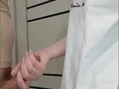 Bij het buitenfeest tijdens voorjaarsvakantie rukte mijn stiefmoeders vriendin mijn kleine 18+ lul af tot orgasme in het openbaar