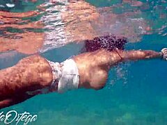 Pornostjerne Sheila Ortega suger og knepper under vand ved strandpool