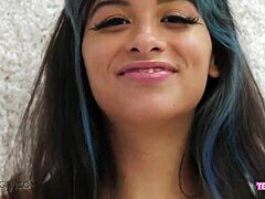 צעירה קטנה מציגה גוף