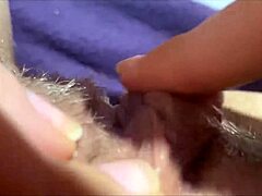Grosso clitoride pulsa a orgasmo intenso in vista ravvicinata vagina
