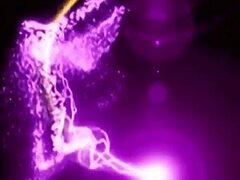 Krásna blondínka sa vydáva na erotickú orálnu sexuálnu dobrodružstvo s milencom