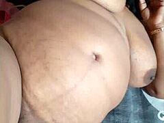 Тамильская пышная секретарша возбуждается на работе