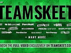 我看着Sherila张开腿展示她光滑的阴户在VR中。