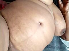 Тамильская пышная секретарша возбуждается на работе