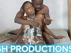 مراهقة أفريقية جميلة وجذابة 18+ تعرض صدرها الطبيعي المثالي