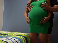 Bu hamile Meksikalı esmer, üvey babaya ihtiyacı var, onu eğip yağlı kıçını köpek pozisyonunda günlük siksin