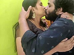 annusa e succhiamelo sborrata in asciugamani - sega grosso cazzo italiano mentre la fidanzata è in doccia tradendola masturbandosi in video pubblico vieni a pulire con un pisello da urlo