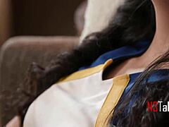 Девствена мажоретка краде приятеля на приятелката си за първи секс!