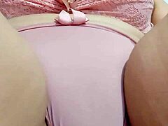 Mulher ama postar cada esfregadinha na buceta que ela dá