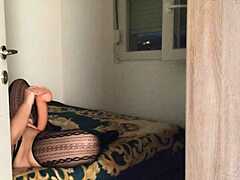 Sain hänet kiinni alasti, kurvi teini 18+ leikkii monsterdildolla