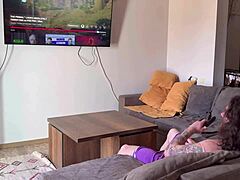 pozastavil som svoju nevlastnú mamu a pokojne som ju jebal ohnutú v doggystyle s anál creampie