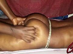 ナイジェリアの本物のアマチュアセックスシーン、熟れた黒人マッサージ師が友達とロマンチックな滴るマンコアクションで喘ぐ