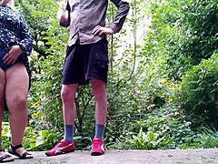 Ayudo a mi dulce madrastra a mear de pie, con su barriga gorda y tetas caídas, tan íntimo y cariñoso