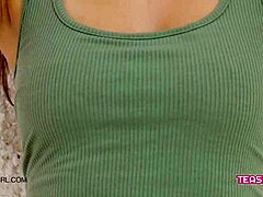 うわ、この18+ティーンがソファでパパにマッサージされて超エロい