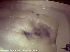 Dívky se koupou společně v uvolněném prostředí