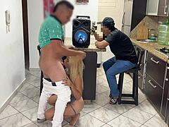 Заемам приятелката си на приятел да танцува, но той започва да си търка кура танцувайки регетон.