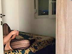 Sain hänet kiinni alasti, kurvi teini 18+ leikkii monsterdildolla