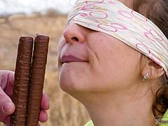 Cette MILF folle taquine un vieux mec en extérieur dans le nouveau jeu de goût 2024. Puis elle avale après baise en gros plan et action sensuelle jeune 18+.