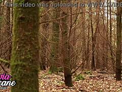 अंडरवियर में स्टूडेंट शेवी डिवाइस से आउटडोर पिसिंग करती है नेचुरल टिट्स एक्सपोज्ड के साथ