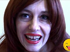 Hei, uită-te la această regină fetiș excitată cu acțiune de limbă 😈👅