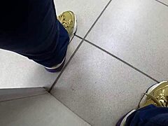 Am observat picioare frumoase în ciorapi nylon la magazinul public de încălțăminte.