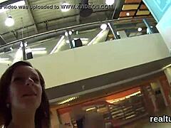 Perfetta teen ceca 18+ sedotta al centro commerciale per scopata in POV