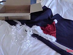 Üvey baba Noel olup kızı samimi Noel hediyesi ile şaşırtıyor. Ariana Marie bayram oralını seviyor.