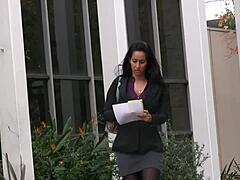 가슴 큰 Isis Love가 블로우잡, 머프 다이빙, 도기스타일로 거친 섹스에서 쿰해