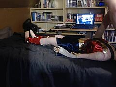 Эй, почему бы не трахнуть эту секс-куклу Чудо-Женщину в костюме косплея прямо сейчас?