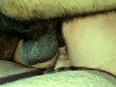 Gömbölyű Latina mostohaanya természetes cicikkel kapja a punciját döngölve mostohafiától és barátjától forró akcióban.