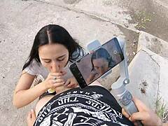 Ami filme sa pipe en extérieur POV et avale le sperme