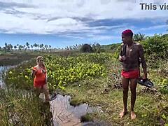 aventura na praia de nudismo com todo mundo transando na orgia
