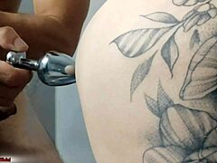 Am mâncat-o pe servitoarea grasă matură aplecată cu plug anal.