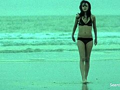 Mila Kunis Hareketli McAllister'dan Erotik Yumuşak Sahne, Küçük 18+ Göğüslerle Köpek Pozisyonunda Eğilmiş Aksiyon