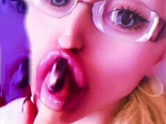 Menjadi Boneka Bimbo Bibir Besar