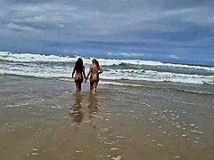 Eventyr på nudiststrand med alle der knepper i orgien