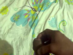 Mi hermanastra llega de una fiesta y queda profunda aprovecho y entro a su habitaci�n sin que nadie se de cuenta y me masturbo y le meto me leche en su co�ito y culo con mis dedos