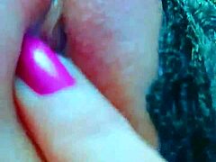 Jeune femme doigte sa chatte rose fraise avec des jouets à la maison