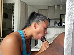 أتمتع بلعق الكرات وبلع ذاك الزب الأسود العملاق بعمق حتى أبتلعه كله منزلي