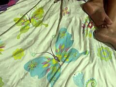 Mi hermanastra llega de una fiesta y queda profunda aprovecho y entro a su habitaci�n sin que nadie se de cuenta y me masturbo y le meto me leche en su co�ito y culo con mis dedos