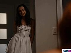 انضمي إلينا تقول الطالبة لصديقاتها الأمهات بالتبني المثليات قبل أن تنيك بسترابون في وضوح عالي!