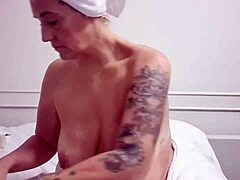 Machiaj topless se transformă în târfă! Vezi pizda ei rasă!