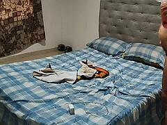 Debelušna mehiška deklica se masturira v kopalnici z vodnim curkom