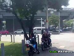 Dulce adolescente asiática coqueteando recogida para acción interracial al aire libre