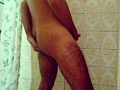 Mala som dva cumshoty v sprche s cumom kvapkajúcim po ruke.