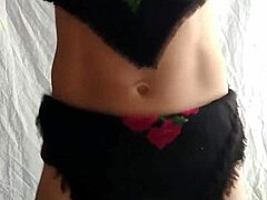 Cross Marianaがダンス2でアスとボディをショーオフ。