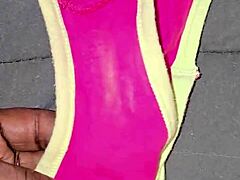 Felfedeztem, hogy a mostohalányom kidobta a bugyiját és melltartóját a szemetesbe