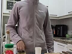 Cocino una tortilla, me desnudo, me pajeo y me corro sobre la comida 😏🍆💦